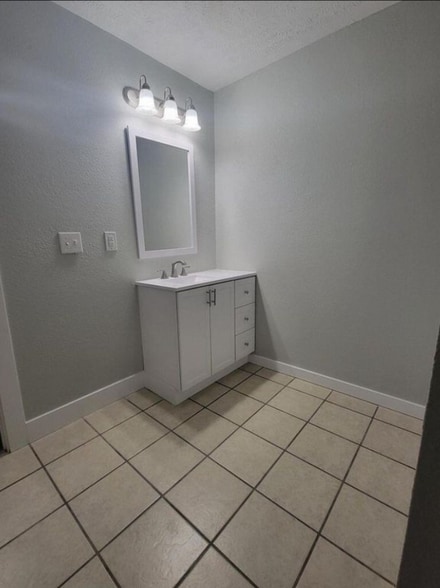 Building Photo - 247 Redbud St