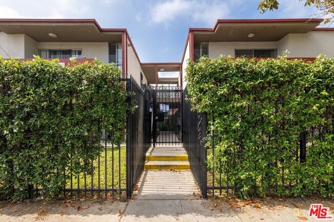 Building Photo - 1208 W Adams Blvd