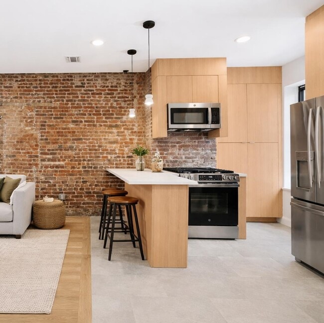 Building Photo - 233 1/2 Summit Ave