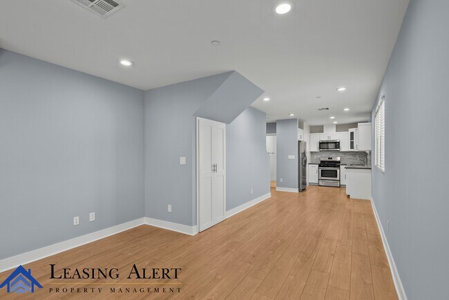 Building Photo - 1957 1/2 Vista Del Mar Ave