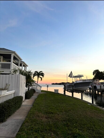 Building Photo - 5215 Coquina Key Dr SE