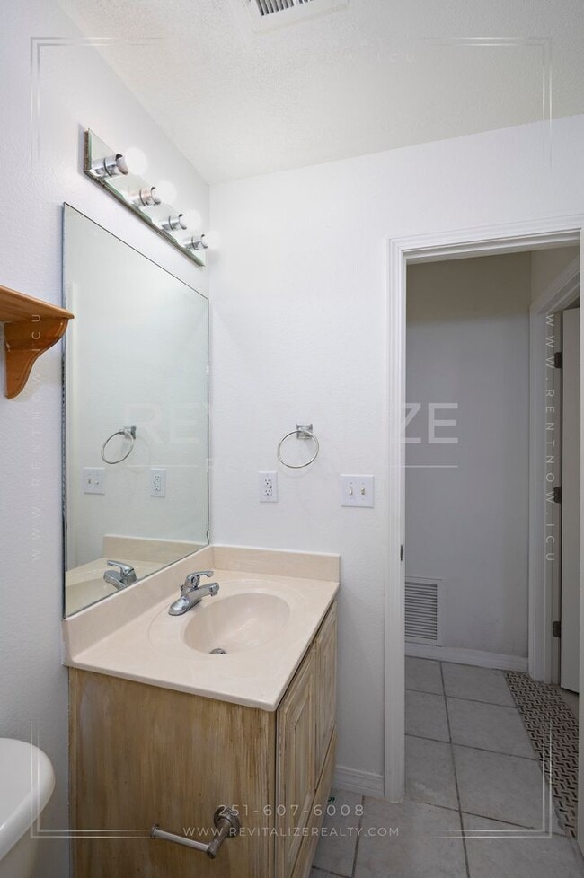 Building Photo - Lovely 3 Bed 2 Bath Brick Home Just Minutes from the Beach!