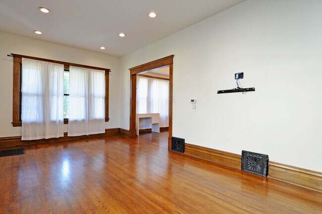 Building Photo - Beautiful 4-Bedroom 2-Bathroom Home in St. Paul!