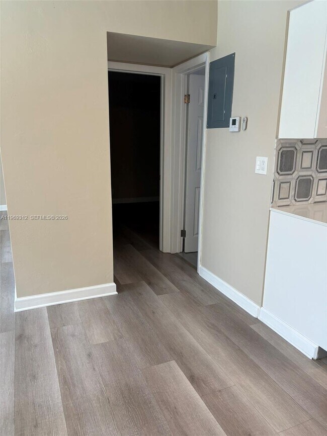 Building Photo - 1005 S 17th Ave