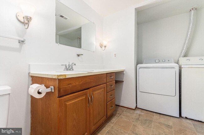 Building Photo - 5805 Royal Ridge Dr