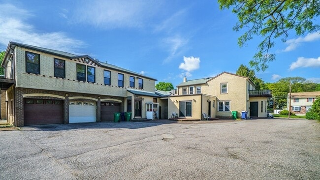 Primary Photo - 298 River St