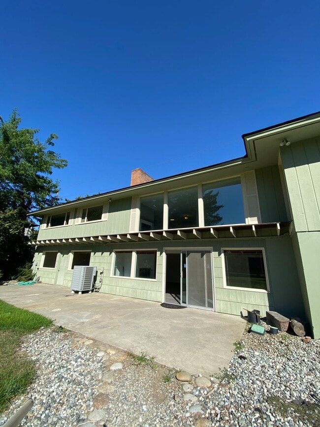 Building Photo - Four Bed, Two Bath Single Family Home with Fantastic View ON the Golf Course!