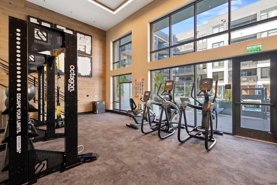 Building Photo - 3578 Rambla Pl