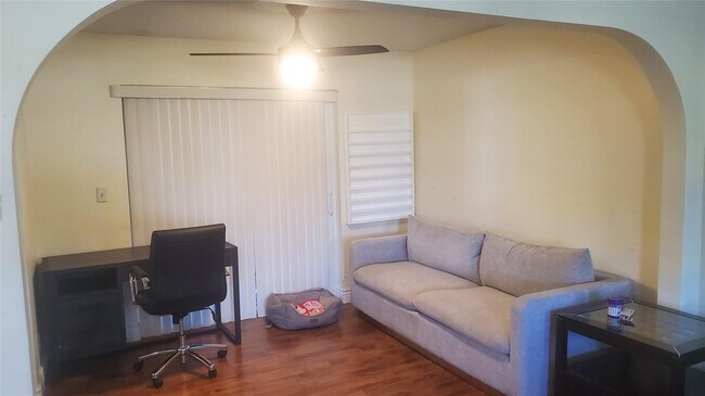 Building Photo - 616 SE 8th Ave