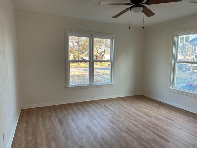 Building Photo - 3213 Hollywood Ave