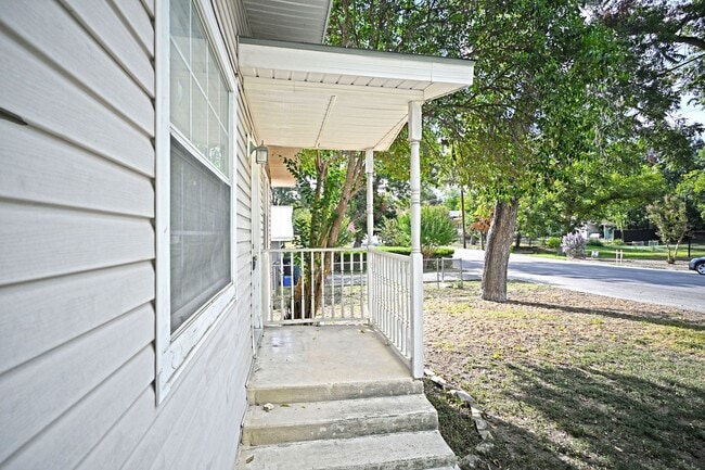 Building Photo - 633 S Academy Ave