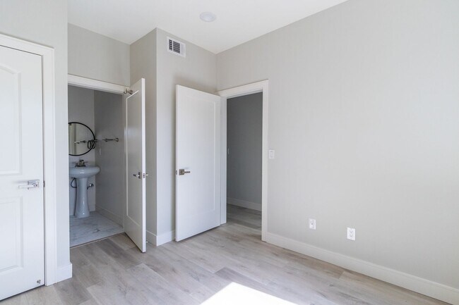 Building Photo - 5134 Riverton Ave