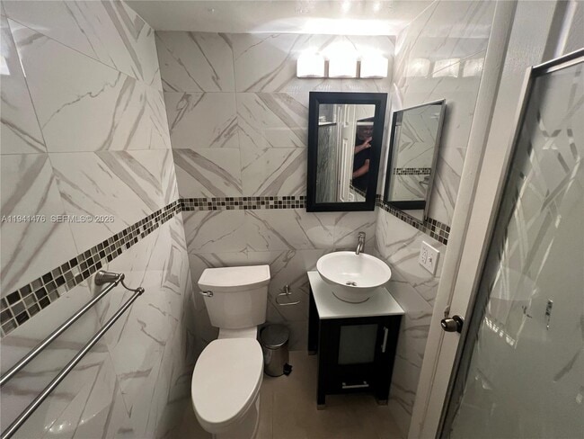 Building Photo - 6900 N Kendall Dr