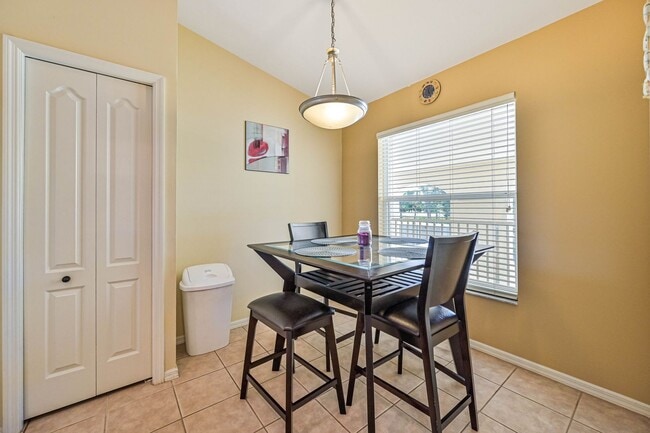 Building Photo - **SHORT-TERM RENTAL - FURNISHED TURNKEY 2+Den/2 CONDO in Stoneybrook**
