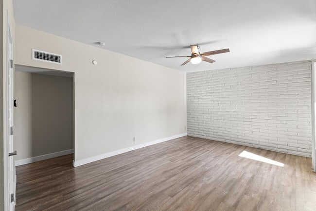 Building Photo - 1135 E Palmcroft Dr