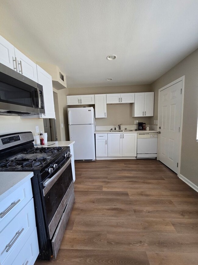 Building Photo - Single story 3 Bedroom house ready for mov...