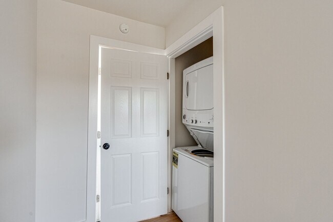 Building Photo - FULLY RENOVATED duplex in East Ridge!