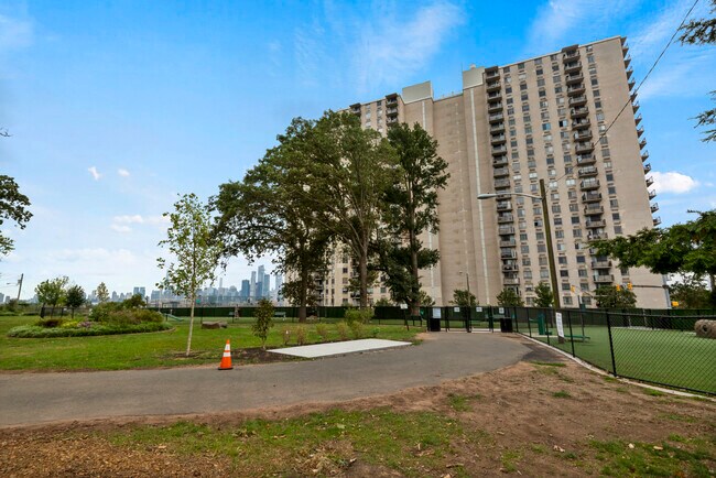 Washington Park Doric View - 100 Manhattan Ave