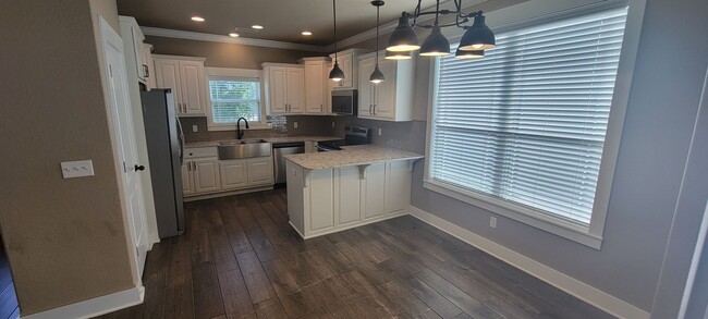 Building Photo - 3 bedroom 2.5 bath / Community pool / 2 ca...
