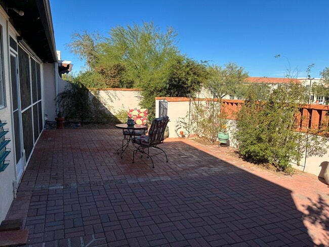 Building Photo - 80 N Los Olmos