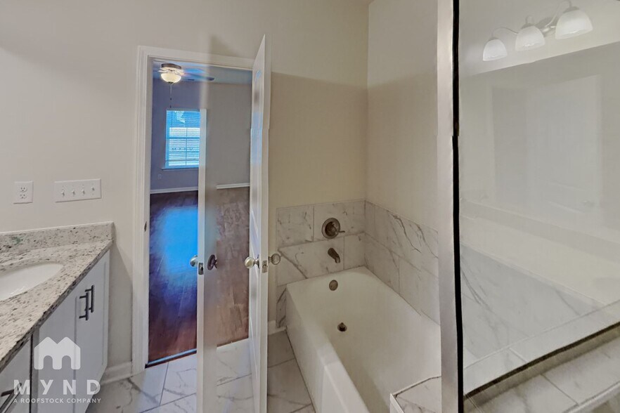 Building Photo - 10155 Sterling Ridge Dr
