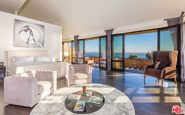 Building Photo - 3900 Villa Costera