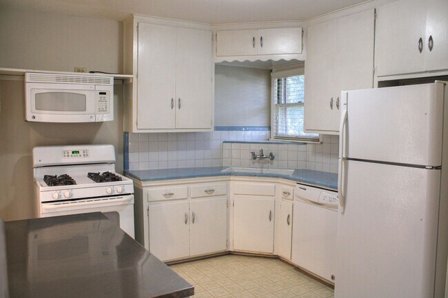 Building Photo - 3 BEDROOM WILSHIRE