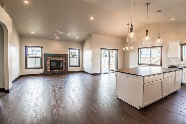 Building Photo - 8013 N Hibiscus Ln