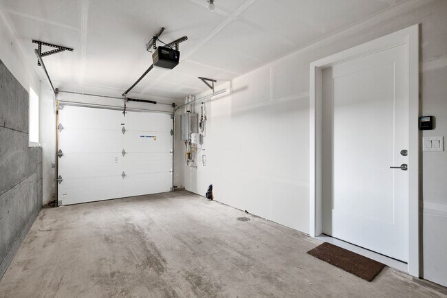 Building Photo - Contemporary 3 Bedroom 3 Bath with Attached Garage in Beacon Hill