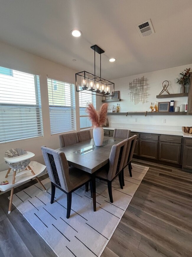 Building Photo - Beautiful Town-Home Bedford Community!