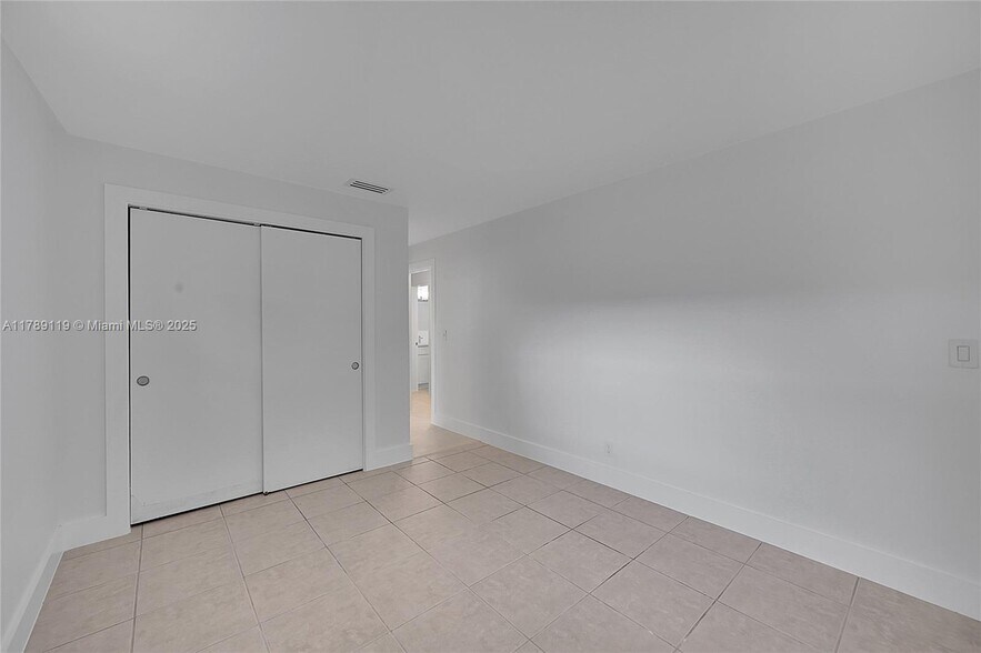 Building Photo - 810-810 SW 12th Ct