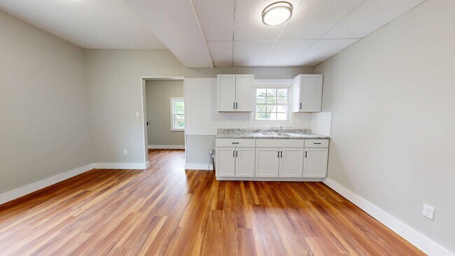 Building Photo - Madison/West Blvd neighborhood: 3 bedroom/1 bath single family home.