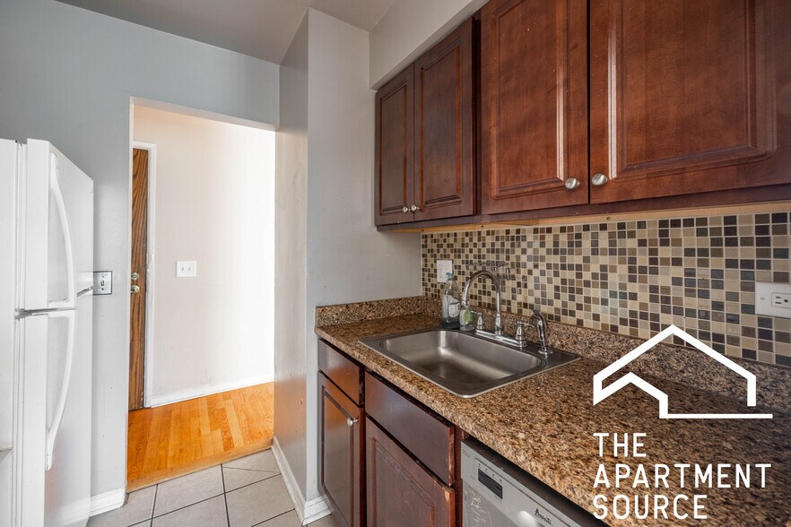 Building Photo - 5820 N Sheridan Rd