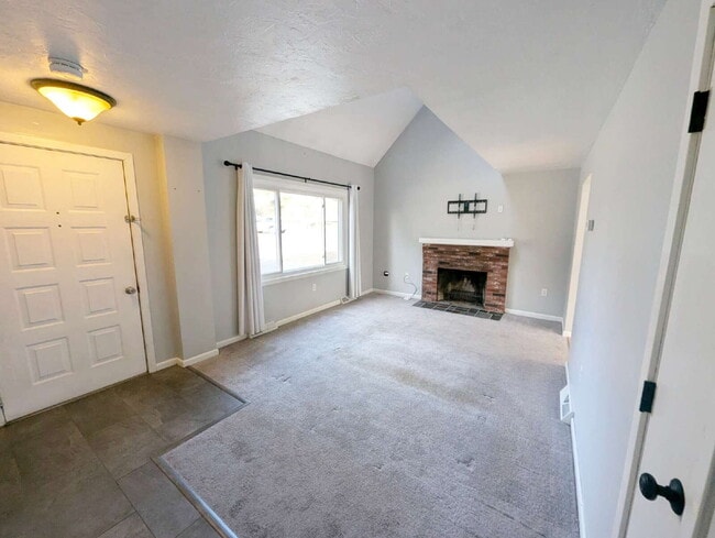 Building Photo - Stunning 2BR Townhome with Private Deck