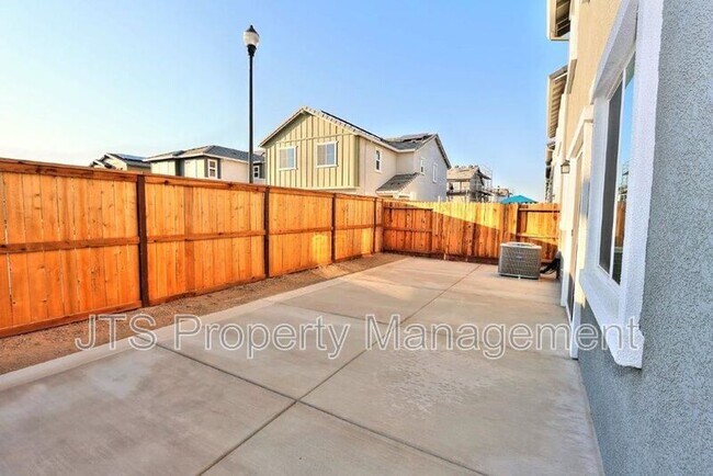 Building Photo - 2104 Shady Tree Cir