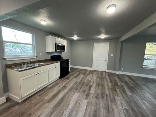 Building Photo - Move in June 10th 2025!! Beautiful  3 bedr...