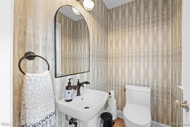 Building Photo - 758 Chester St