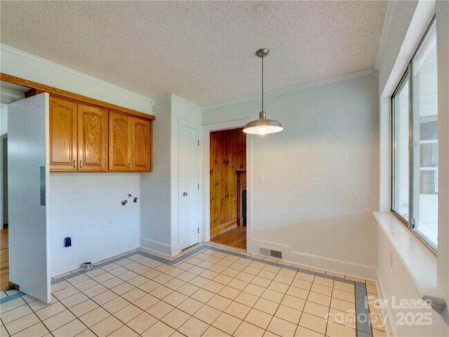 Building Photo - 1422 Holmes Dr