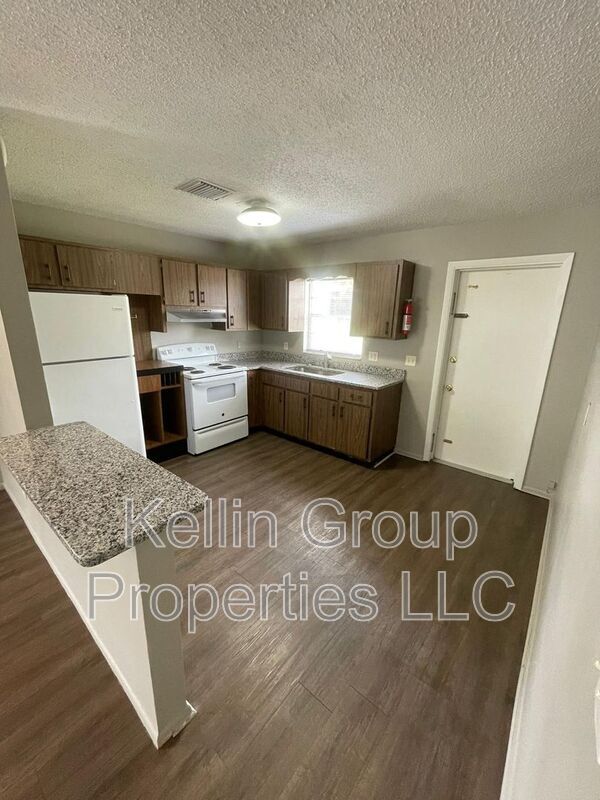 Building Photo - 160 N Nekoma Ave