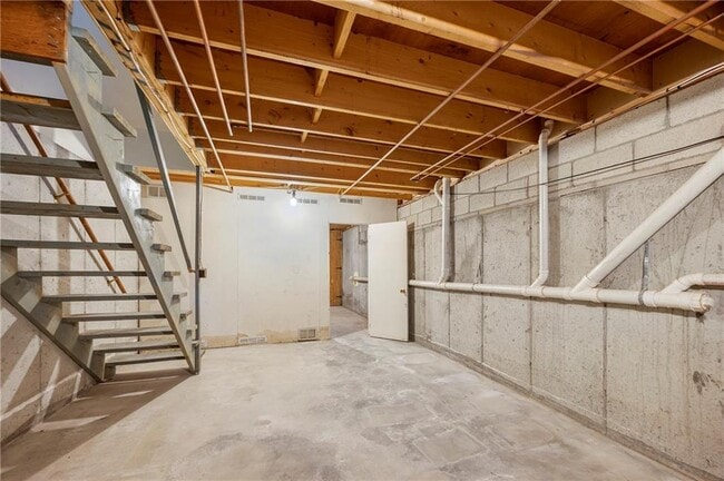 Building Photo - 33 Sakonnet E