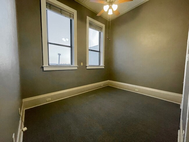 Building Photo - 105 W Hickory St