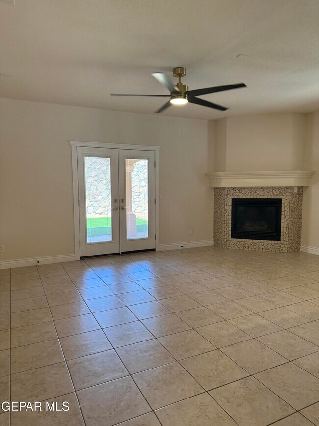 Building Photo - 3737 Tierra Campa Dr