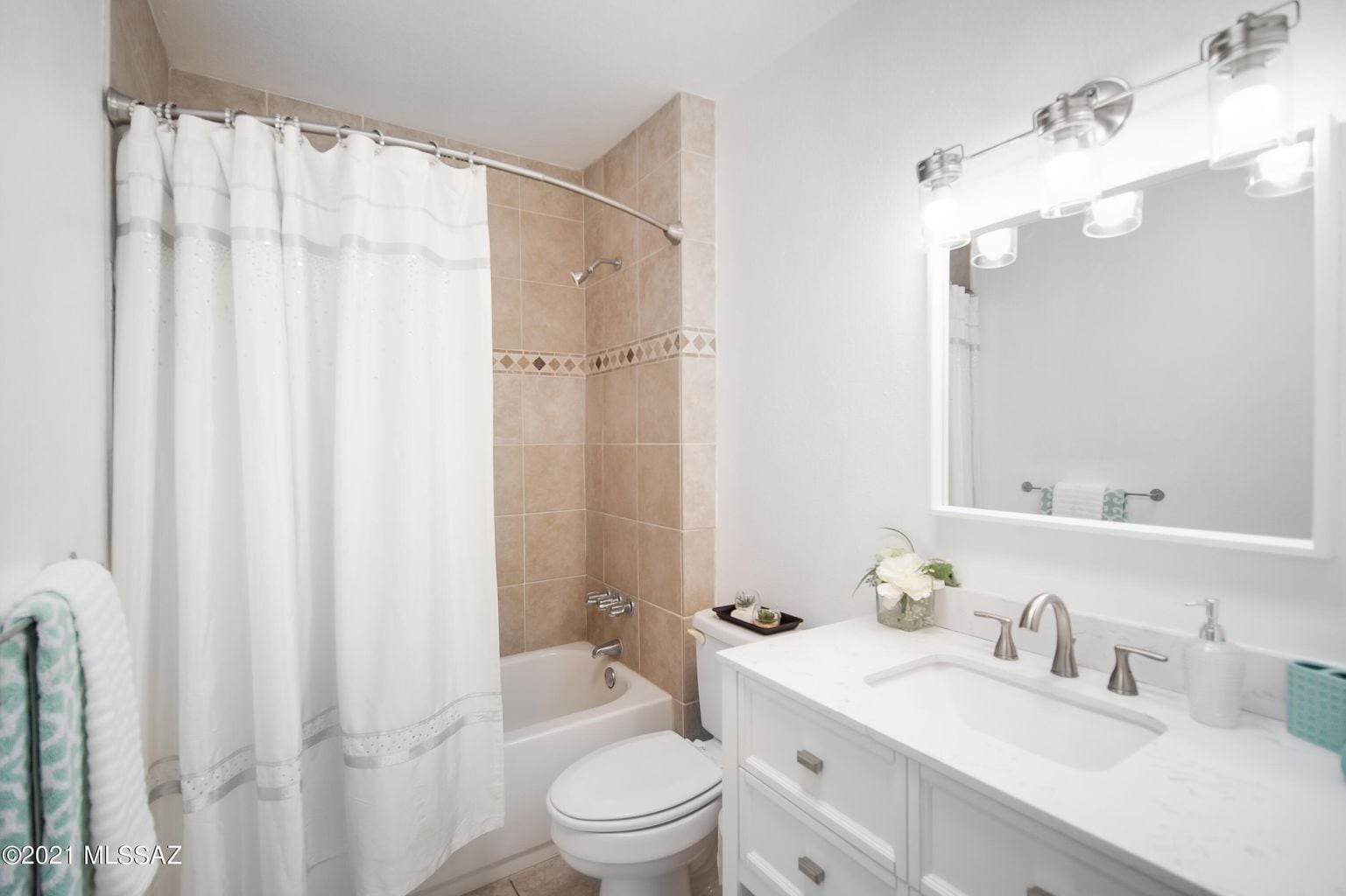 Guest Bath - 1850 N Circulo de la Cienega