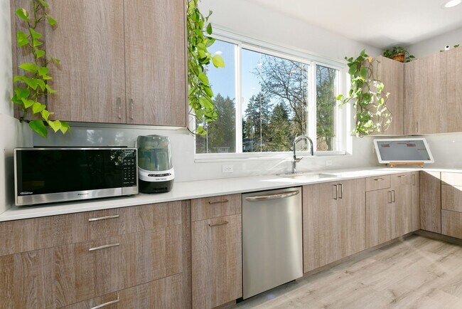 Building Photo - Gorgeous House in a Family-Friendly neighb...