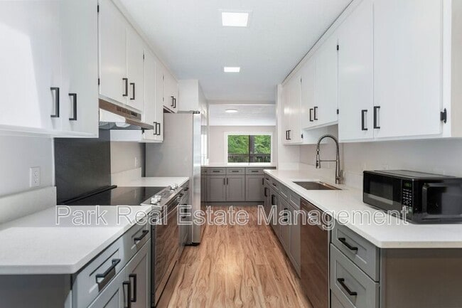 Building Photo - 60 Fernwood Ln