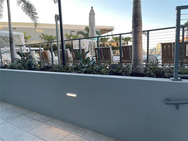 Building Photo - 400 Central Ave