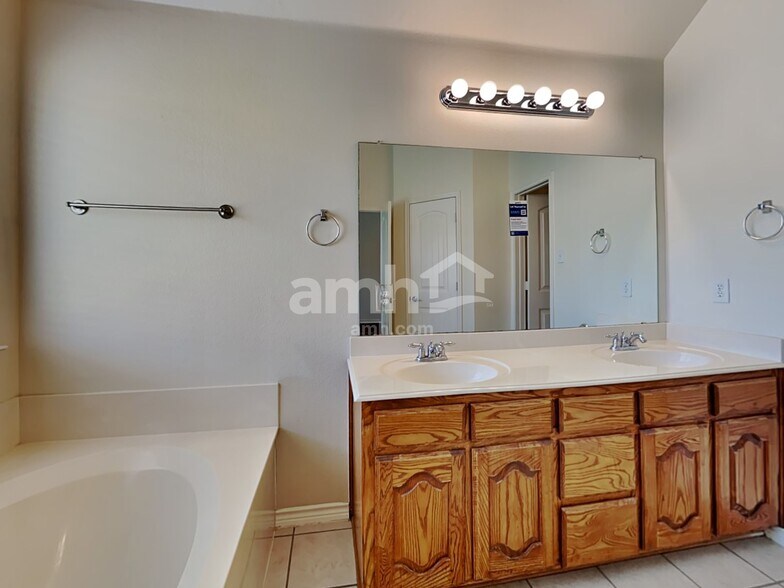 Building Photo - 1385 Tanglevine Dr