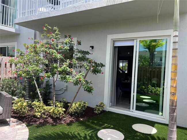 Building Photo - 640 SE 14th St