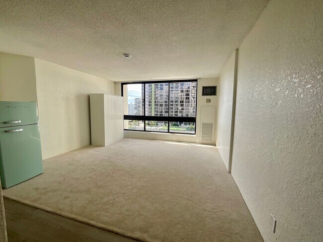 Building Photo - Renovated Studio, Great Amenities & Area