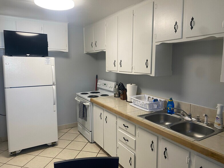 Building Photo - 810 Clarendon St